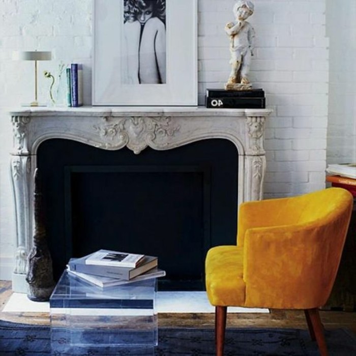 couleur-moutarde-fauteuil-moutarde-cheminée-décorative