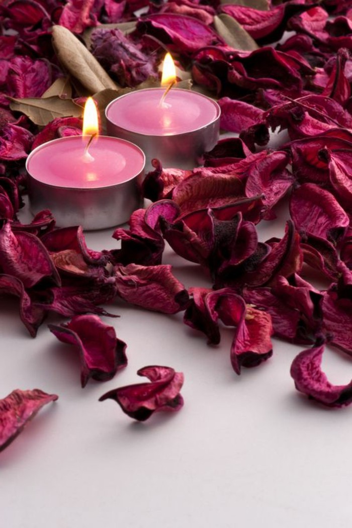 couleur-rose-bougies-allumées-et-pétales-de-fleurs