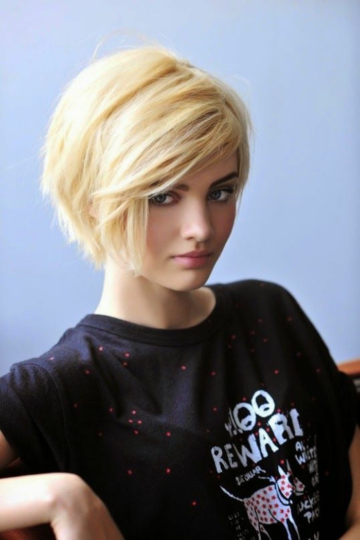 coupe-courte-pixie-t-shirt-imprimé-cheveux-blond-polaire