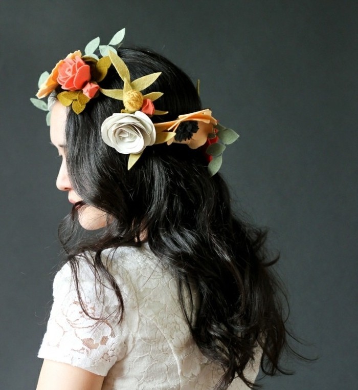 couronne-de-fleurs-en-tissu-modeles-divers-comment-faire-des-fleurs-en-tissu-exemple-fleurs-en-feutrine-accessoire-cheveux-femme