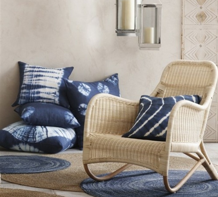 coussins-et-tapis-rond-indigo-couleur-idée-comment-amenager-un-salon-chaise-en-rotin-suspensions-vintage-design