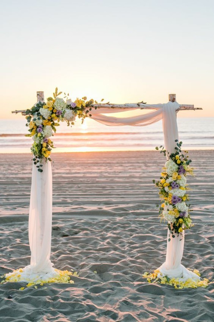 cérémonie-au-bord-de-mer-décoration-arche-mariage-en-tulle-fleurs