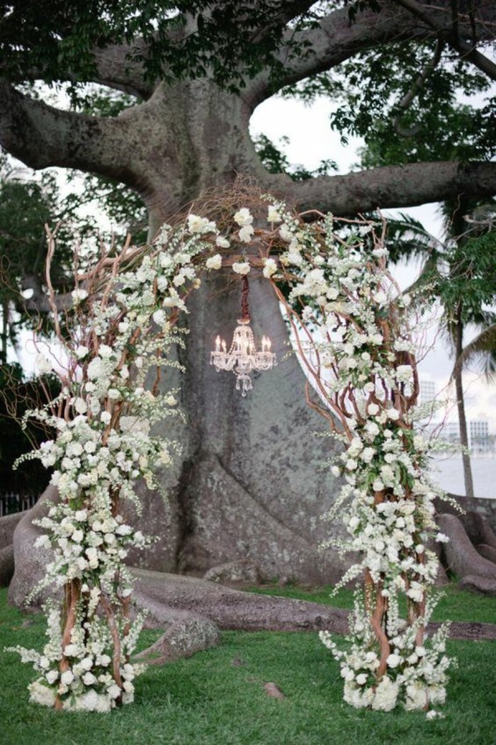 cérémonie-de-mariage-rustique-jolie-arche-mariage-florale
