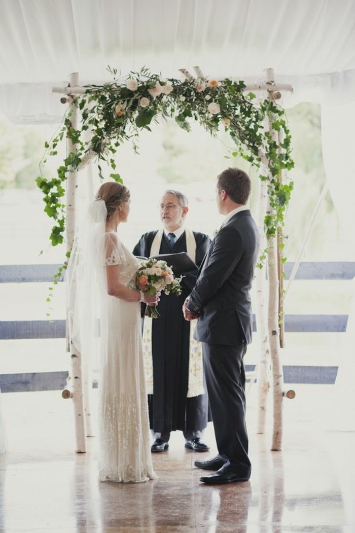 cérémonie-religieuse-mariage-arche-florale-mariage