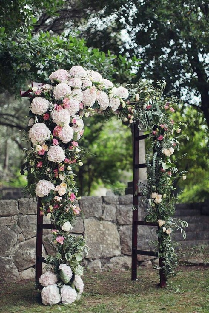 cérémonie-rustique-décoration-arche-mariage-florale