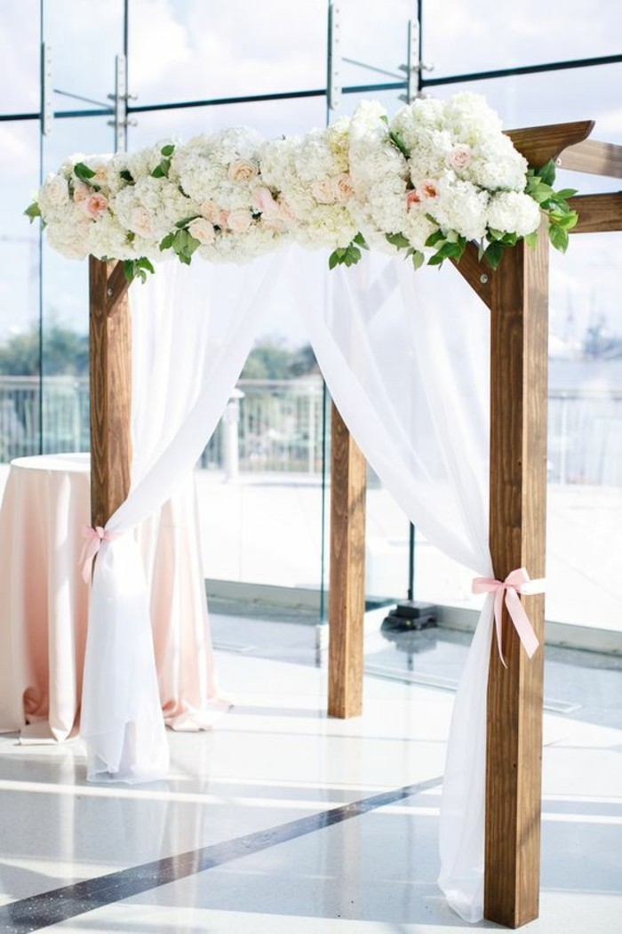 cérémonie-élégante-arche-florale-mariage-en-intérieur