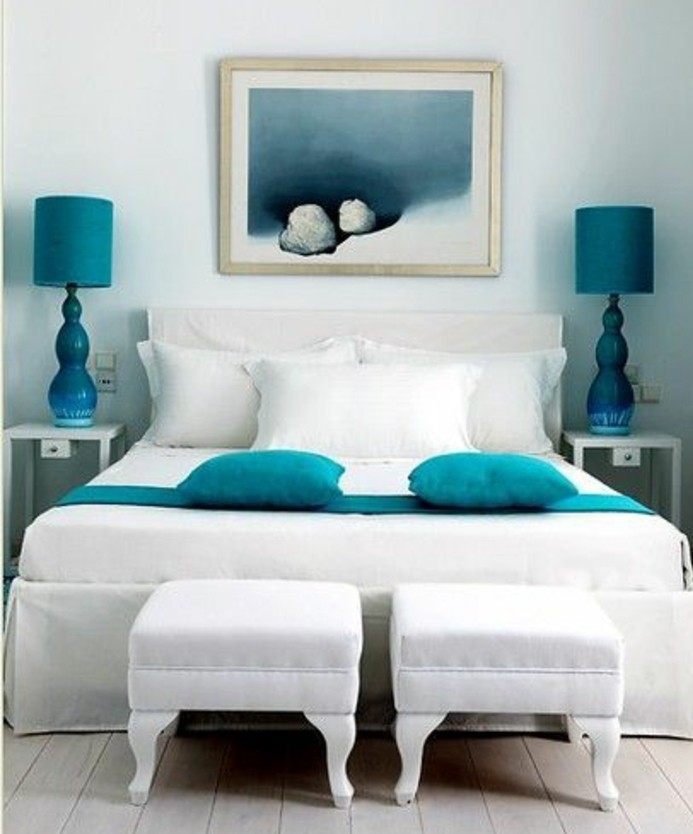 deco-bleu-canard-dans-une-chambre-blanche-lampes-de-chevet-couverture-de-lit-et-taies-d-oreiller-bleu-canard-tableau-deco-murale