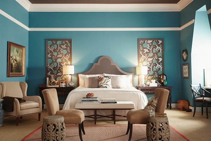 deco-bleu-canard-idee-deco-chambre-aux-touches-orientales-grand-lit-chaises-panneaux-muraux-decoratifs-deco-japonaise-canapé-chambre-de-luxe