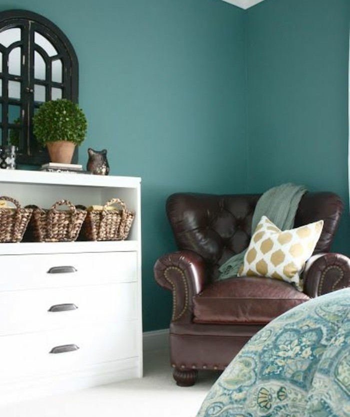 deco-bleu-canard-peinture-murale-canapé-en-cuir-marron-commode-blanc-et-revetement-sol-blanc-baie-vitrée