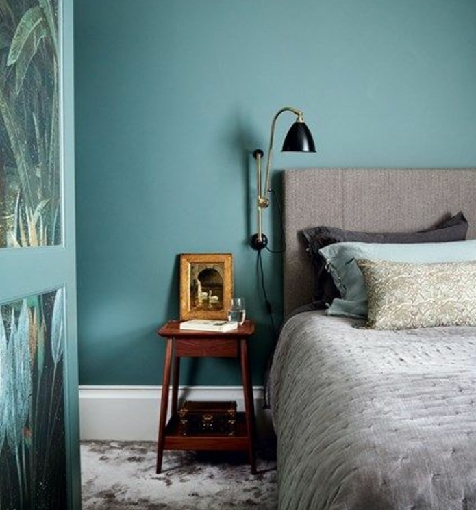 deco-bleu-canard-pour-la-chambre-a-coucher-lit-et-tapis-gris-lampe-de-chevet-table-de-nuit-vintage
