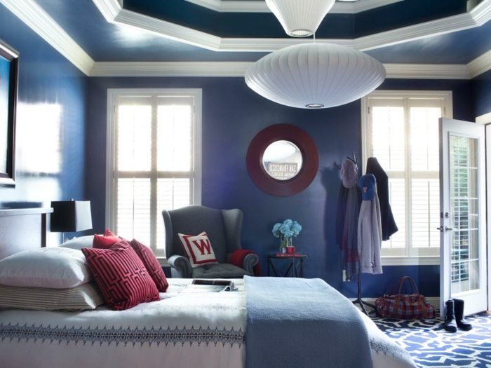 deco-chambre-adulte-bleu-couleur-mur-indigo-tapis-en-blanc-et-indigo-accents-rouge-et-blanc