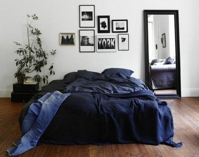 deco-chambre-adulte-bleu-style-scandinave-un-grand-miroir-taille-himaine-linge-maison-bleu-indigo-parquet-en-bois-deco-murale-photos-en-noir-et-blanc