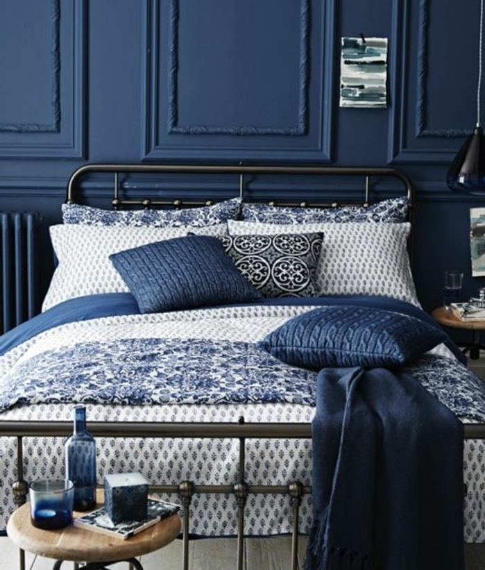 deco-chambre-adulte-bleue-mur-indigo-couleur-lit-en-métal-accents-bleu-indigo-oreillers-couverture-de-lit-bleu-indigo-petite-table-de-service-en-bois