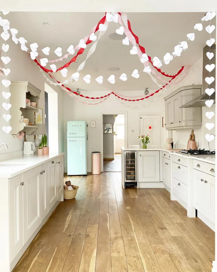 deco cuisine en parallele blanche parquet bois guirlande coeur blanc