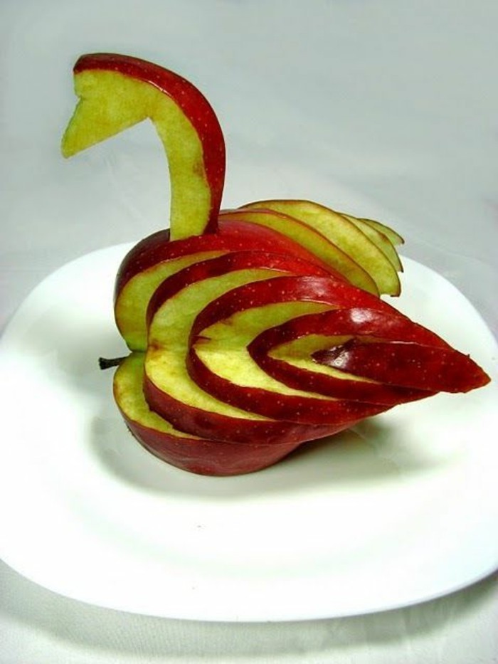 deco-fruit-cygne-avec-pomme-ciselée-sculptures-en-pommes