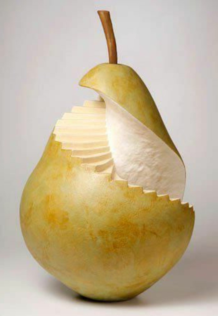 deco-fruit-escalier-sculpté-sur-une-poire-art-créatif-avec-des-fruits