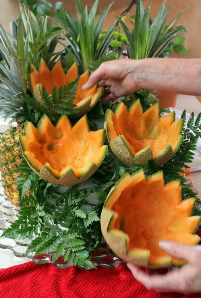 deco-fruit-melon-sculpté-en-fleurs-arranger-sa-nourriture