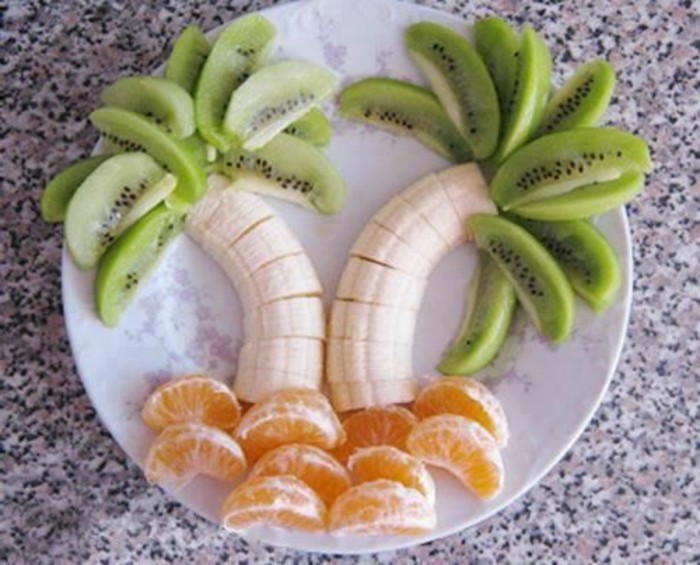 deco-fruit-palmiers-oranges-kiwi-et-bananes-arrangés