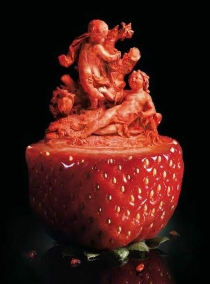 deco-fruit-sculpture-sur-fraise-art-inhabituel