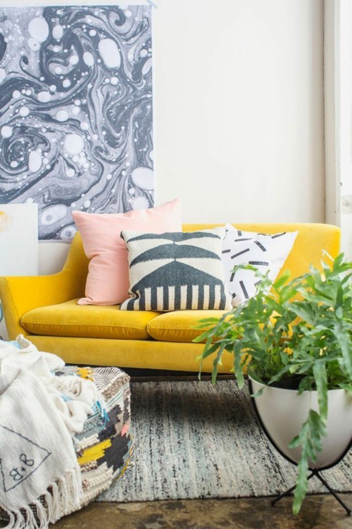 deco-gris-et-jaune-sofa-jaune-tapis-gris-intérieur-épuré