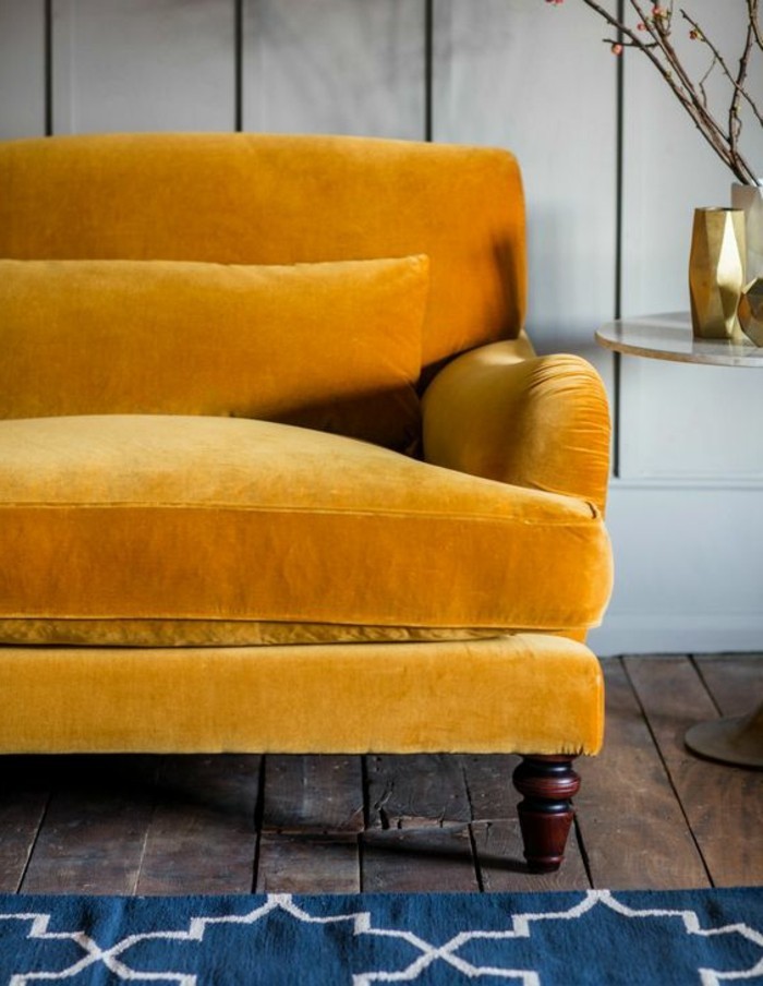 deco-gris-et-jaune-sofa-moutarde-et-tapis-géométrique