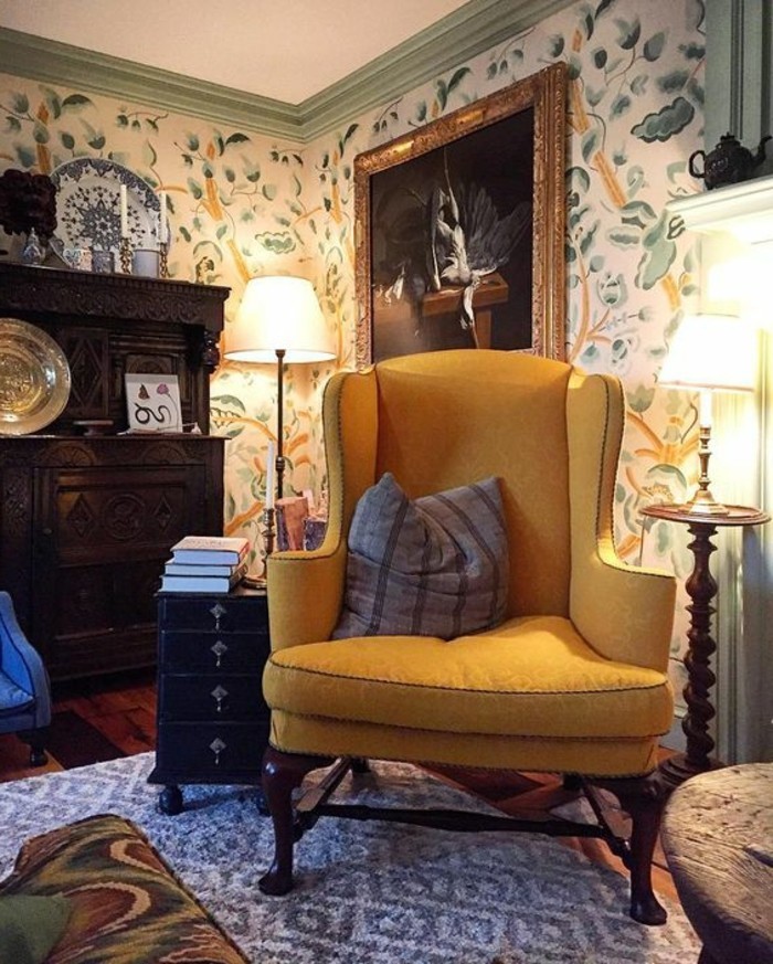 deco-moutarde-fauteuil-jaune-et-intérieur-vintage-tapis-bleu