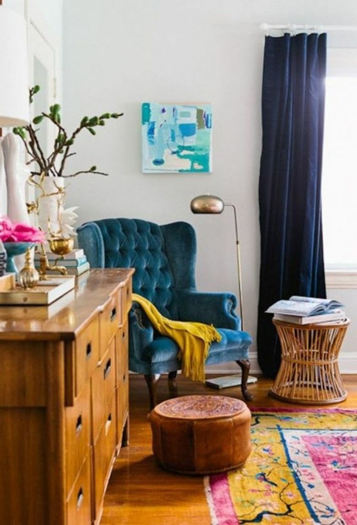 deco-moutarde-intérieur-vintage-fauteuil-bleu-et-tapis-rétro