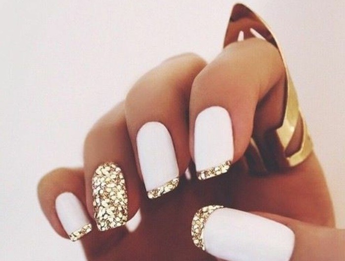 Ongles de Noël 2021 – zoom sur la manucure blanche