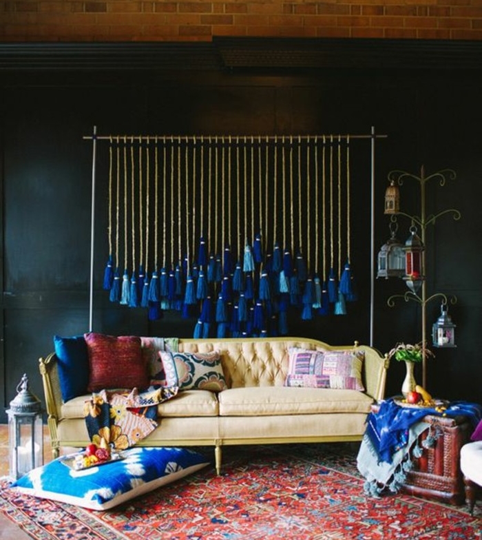 deco-salon-boheme-oriental-peinture-bleu-pétrole-tapis-à-motifs-orientaux-canapé-jaune-boho-indigo-couleur-accents-deco