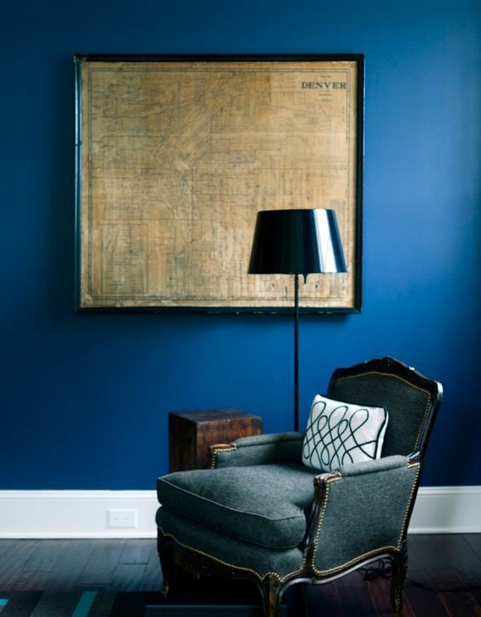 deco-salon-indigo-couleur-et-bleu-marin-fauteuil-vintage-lampe-design-parquet-bois-couleur-sombre