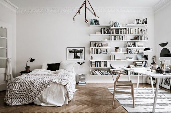 deco-scandinave-pour-une-chambre-lumineuse-et-spacieuse-avec-couvertures-blancs-casse-bibliotheque-blanche-coin-de-travail-avec-chaise-scandinave-et-table-blanche