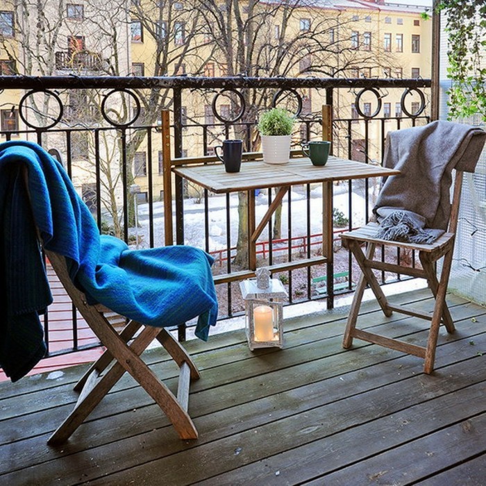 deco-terrasse-appartement-tale-et-chaises-pliantes-pour-lexterieur