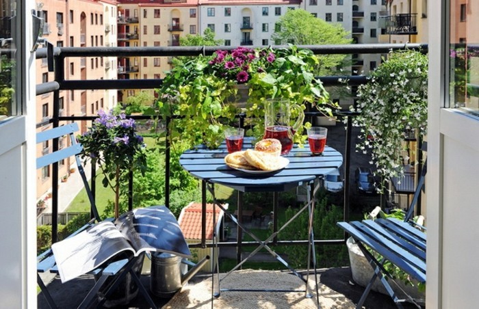 decoration-balcon-balcon-ensoleille-verdure-eqipement-extérieur
