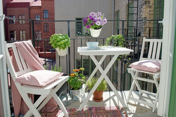 decoration-balcon-meubles-dexterieur-en-blanc-pots-de-fleurs-coquets