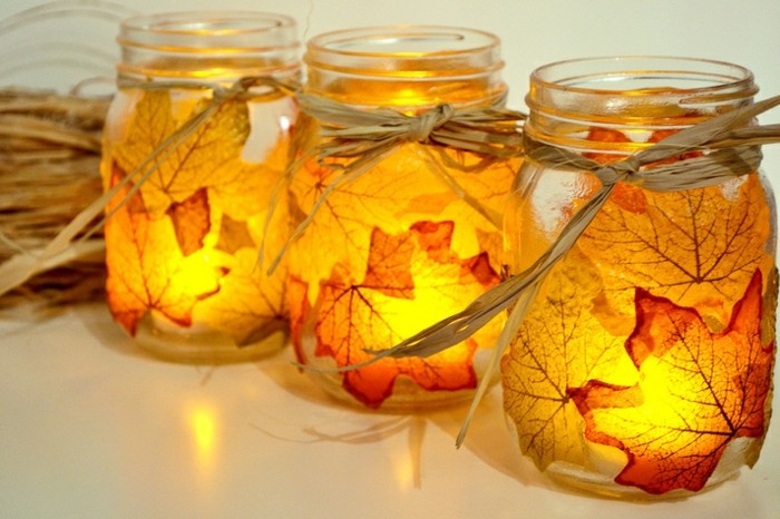 decoration-bocal-en-verre-feuilles-séchées-automne-jaune-et-orange-bougeoirs