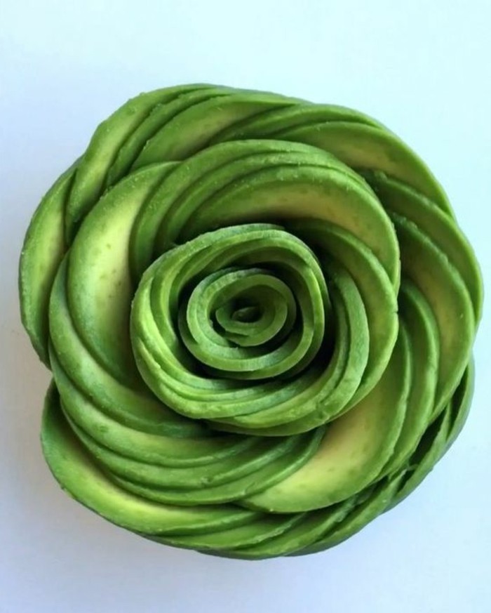 decoration-legume-avocat-modelé-et-transformé-en-fleur