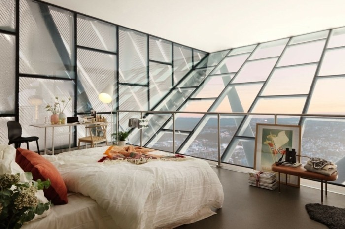 decoration-scandinave-chambre-a-coucher-sous-les-combles-revetement-sol-couleur-marron-coin-travail-vue-panoramique