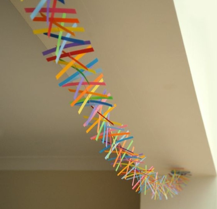 des-bandes-de-papier-multicolores-cousues-ensemble-un-exemple-de-decoration-anniversaire-guirlande-diy