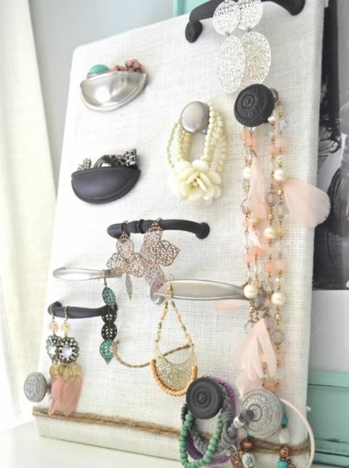 des-bijoux-suspendus-a-des-poignees-de-porte-bracelets-boucles-d-oreilles-et-colliers-idee-originale-comment-fabriquer-un-porte-bijoux