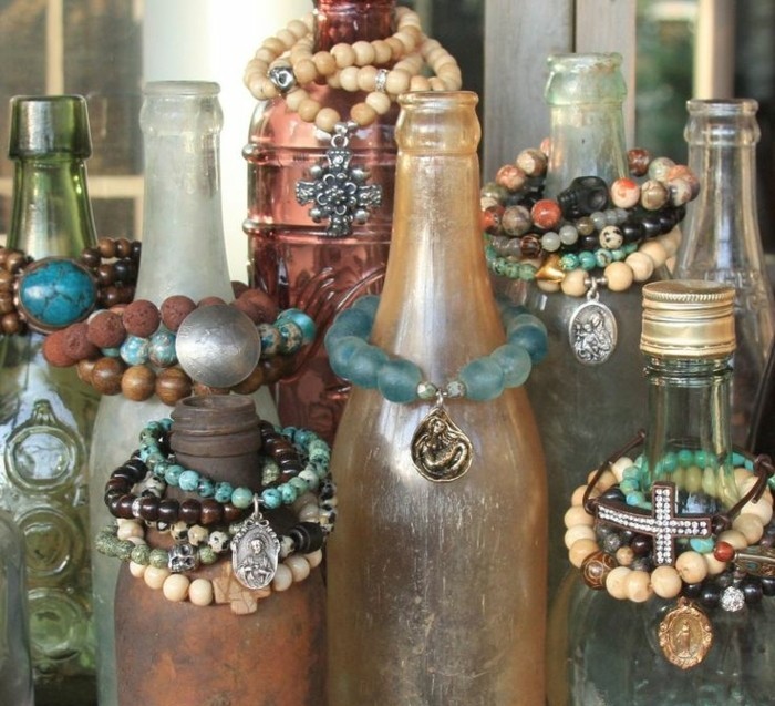 des-bouteilles-en-verre-transformees-en-presentoire-bijoux-diy-un-rangements-creatif-pour-vos-bracelets
