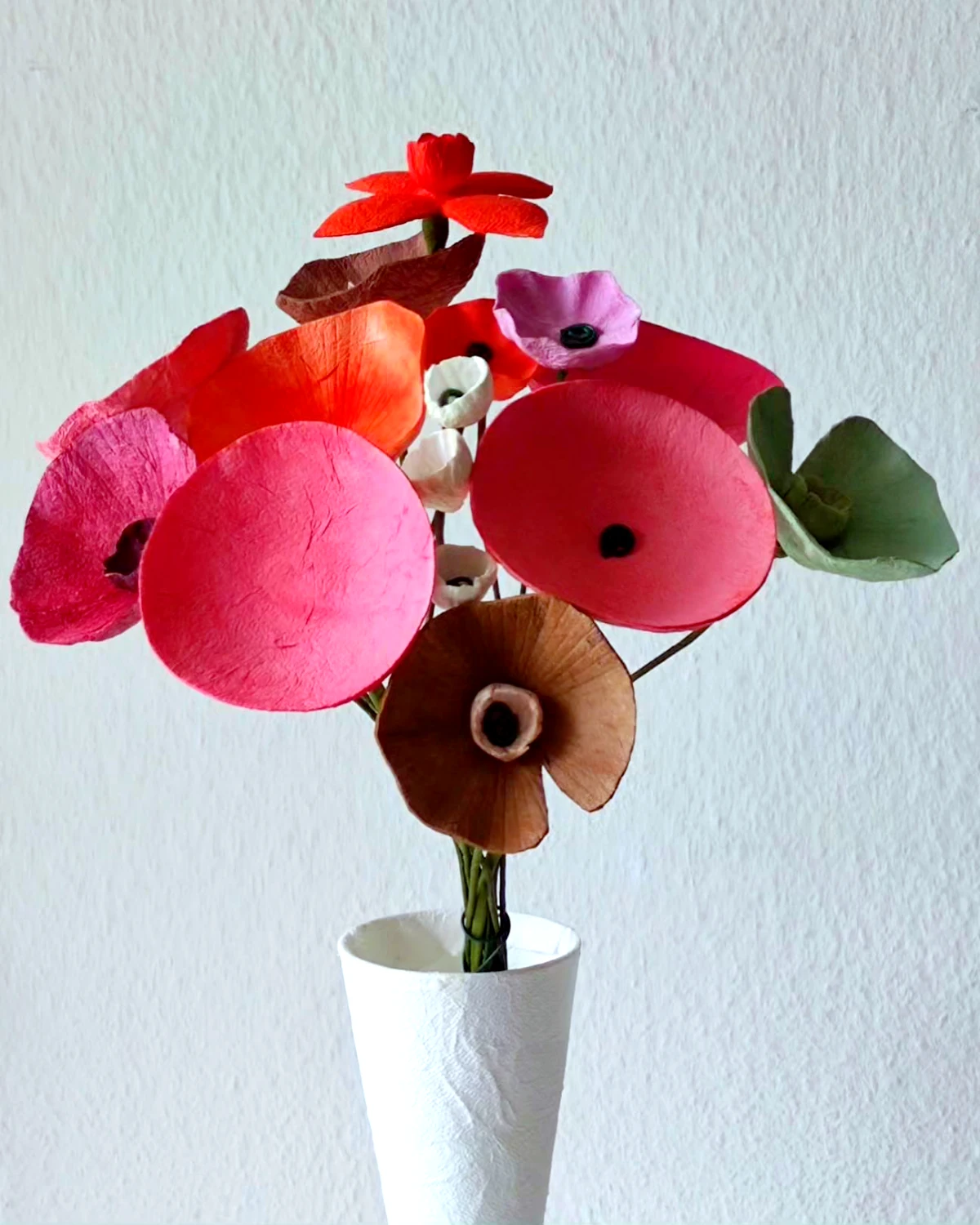 des fleurs colors avec du papier mache