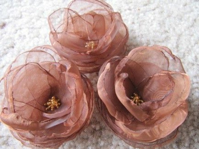 des-fleurs-en-organza-idee-comment-faire-une-fleur-en-tissu-soi-meme-accessoire-femme-ou-deco-maison