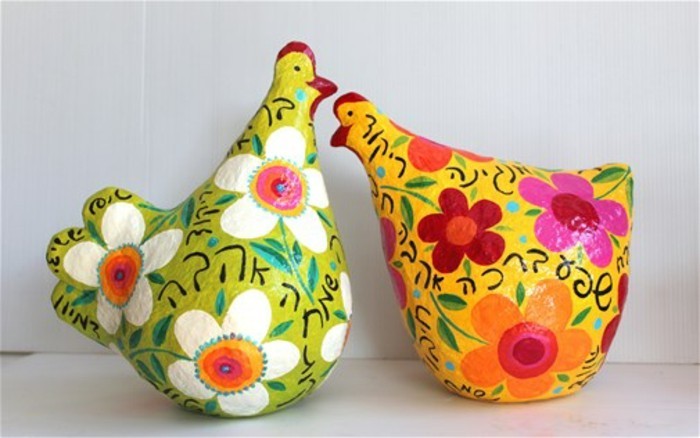 des-poules-papier-maché-multicolores-a-motifs-floraux-printaniers-recette-papier-maché-classique-pour-créer-des-pieces-deco-artistiques-resized
