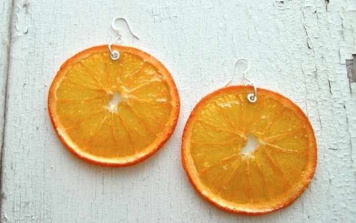 des-rondelles-d-orange-transformees-en-accessoires-originaux-diy-boucles-d-oreilles-fantaisie