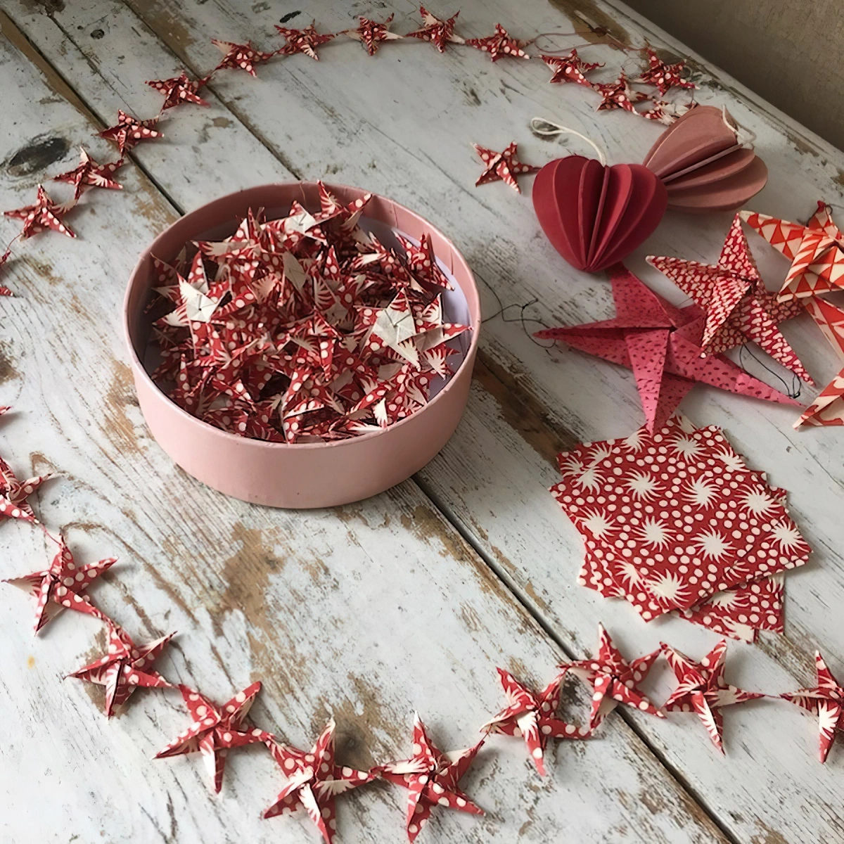 diy guirlande formes etoiles en papier origami rouge blanc