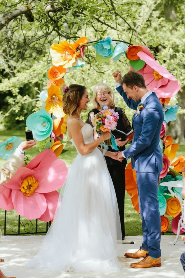 déco-fleurs-géantes-en-papier-arche-florale-mariage