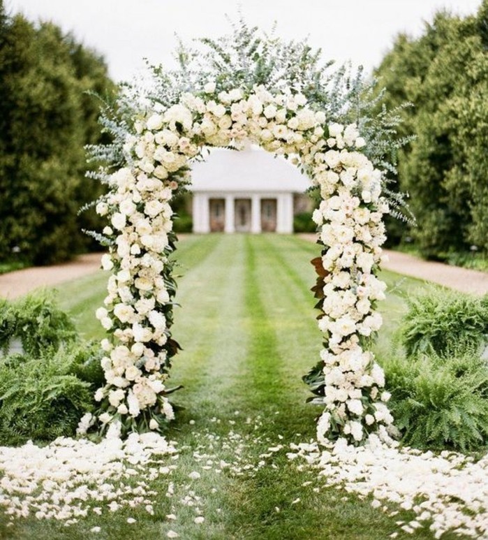déco-jardin-mariage-en-pleine-air-arche-florale-mariage