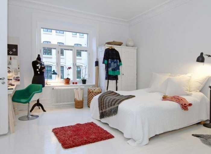 decor-en-blanc-linge-de-lit-blanc-coin-de-travail-armoire-blanche-un-petit-tapis-rouge-decoration-scandinave