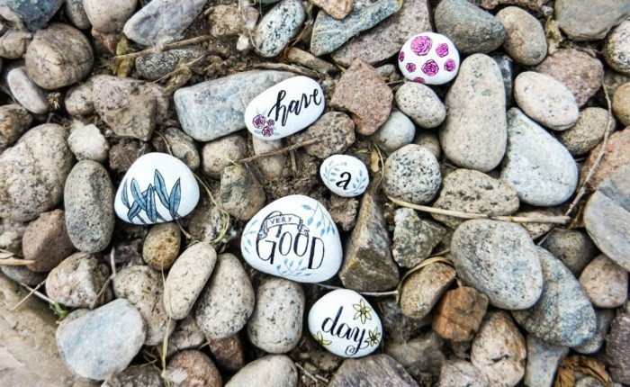 décorer-d-autres-pierre-al-indélébile-pour-faire-une-decoration-jardin-message-souhait-écrit-sur-des-pierres