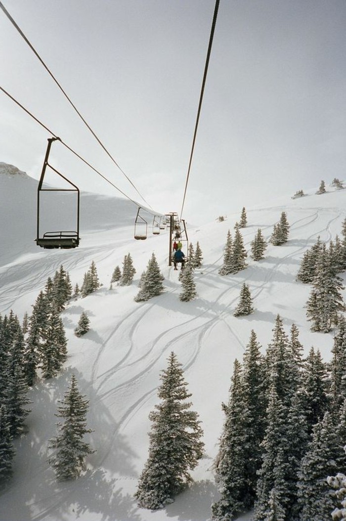 enneigement-station-ski-téléphérique-fonctionnant-voir-les-montagnes-d'en-haut